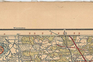 Ein detaillierter alter Stadtplan von Würzburg, Deutschland, mit Straßen, Gebäuden, Sehenswürdigkeiten und einer roten Linie, die hindurchführt, sowie Texten, die Informationen zur Bevölkerung, Straßen und Sehenswürdigkeiten liefern.