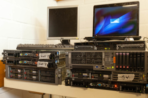 Ein Tisch mit Monitoren, auf denen Daten von elektrischen Geräten angezeigt werden.