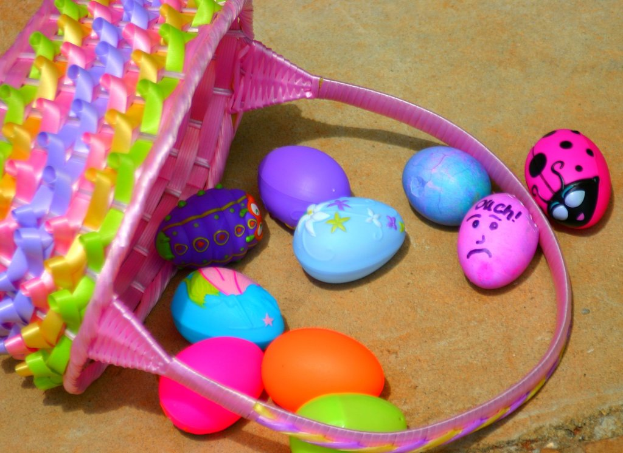 Ein Korb und einige Ostereier werden an einer Wand platziert.