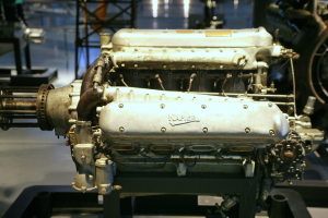 Eine Maschine mit Text darauf befindet sich in der Mitte, mit einem schwarzen Ständer im Hintergrund und einer anderen Maschine auf der rechten Seite.