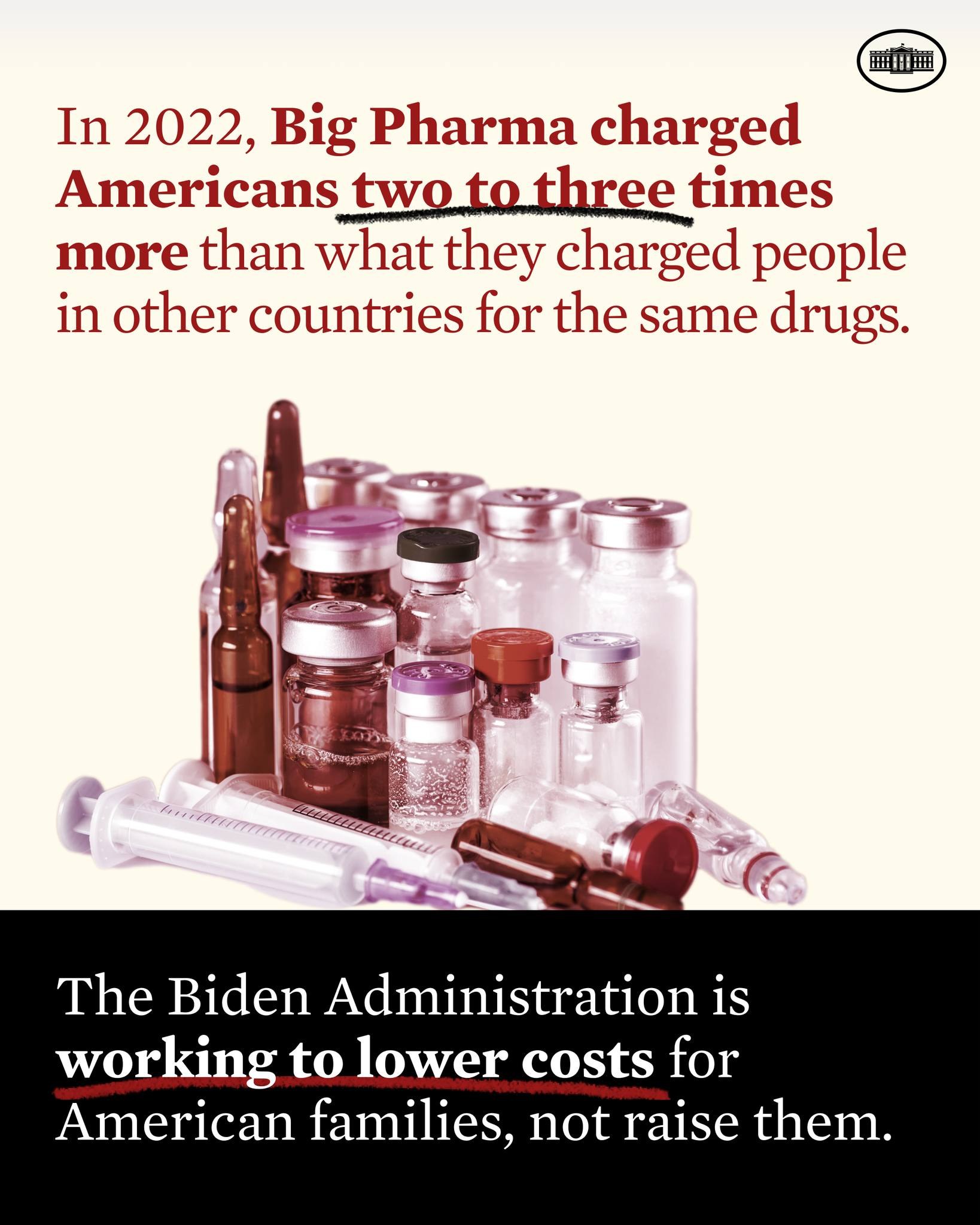 Ein Plakat, das besagt, dass Big Pharma 2022 Amerikaner zwei bis drei Mal so viel für dieselben Medikamente berechnet hat wie in anderen Ländern, mit Bildern von Medikamentenflaschen und einer Spritze darunter.