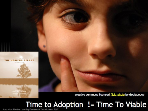 Ein junger Junge mit der Hand am Kinn, der konzentriert eine Plakat mit der Aufschrift "Zeit zur Adoption = Zeit zur Lebensfähigkeit" ansieht.