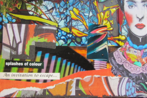 Eine Wand mit Graffiti und etwas Text darauf.