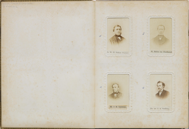 Offenes Buch mit vier rasterartig angeordneten Fotos von Männern in Anzügen und Krawatten, jedes mit einem eindeutigen Gesichtsausdruck und hellblauem Hintergrund, vor schwarzem Text auf Seiten.