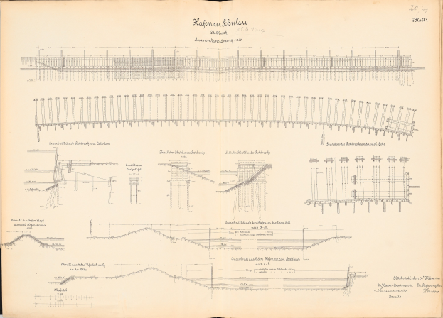 Ein aufgeschlagenes Buch mit detaillierten Zeichnungen und Texten eines Eisenbahnsystems, einschließlich einer Schienenweg-Illustration.