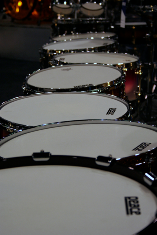 Eine Vielfalt an Drogen auf einem Boden verteilt.