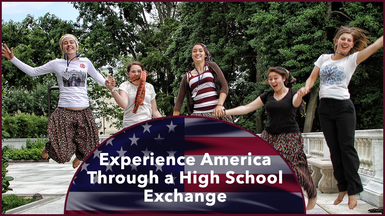 Gruppe von Frauen, die mit strahlenden Gesichtern springen, umgeben von Grün unter einem klaren blauen Himmel, mit Text unten: "Erlebe Amerika durch einen High School Austausch."