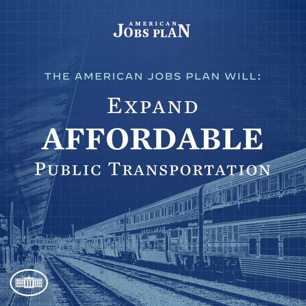 Plakat mit einem Zug auf einem Gleis mit ein paar Menschen in der Nähe und Text, der lautet: "Der American Jobs Plan wird den erschwinglichen öffentlichen Verkehr erweitern."
