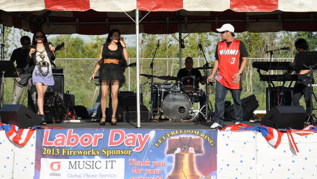 Eine Zeitungsvorderseite mit mehreren Anzeigen und Schlagzeilen.