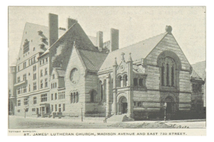 Schwarzes und weißes Foto der St. James Lutheran Church an der Madison Avenue und East 73rd Street, das ein großes Gebäude mit Fenstern, Treppen, einer Uhr und Pfosten unter einem klaren Himmel zeigt, mit Text am unteren Rand des Bildes.