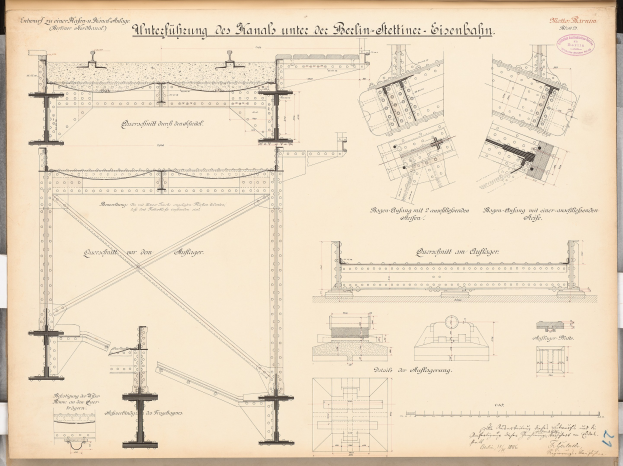 Ein detaillierter architektonischer Entwurf der Berlin-Sienbahnbrücke mit Strukturplänen und Anmerkungen auf altem Papier.