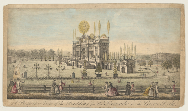 Ein bewölkter Himmel über einem grünen Park mit einem Gebäude für Feuerwerke, Menschen auf dem Boden, einem Zaun, Straßenlaternen, Bäumen und Gebäuden, mit Text am unteren Rand.