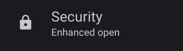 Ein schwarzer Hintergrund mit den Wörtern 'Sicherheit verbessert offen' in der Mitte, begleitet von einem Schloss-Icon.