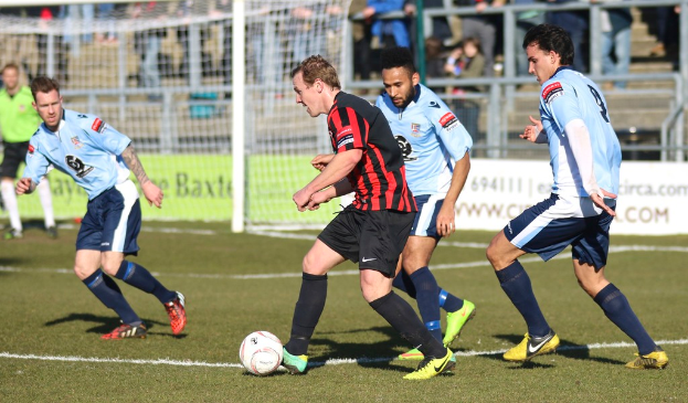 Eine Gruppe von Menschen, die mit einem Fussball spielt.