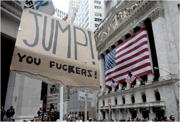 Eine große Menschenmenge mit Schildern und Plakaten, U.S.-Flaggen und Gebäuden im Hintergrund.