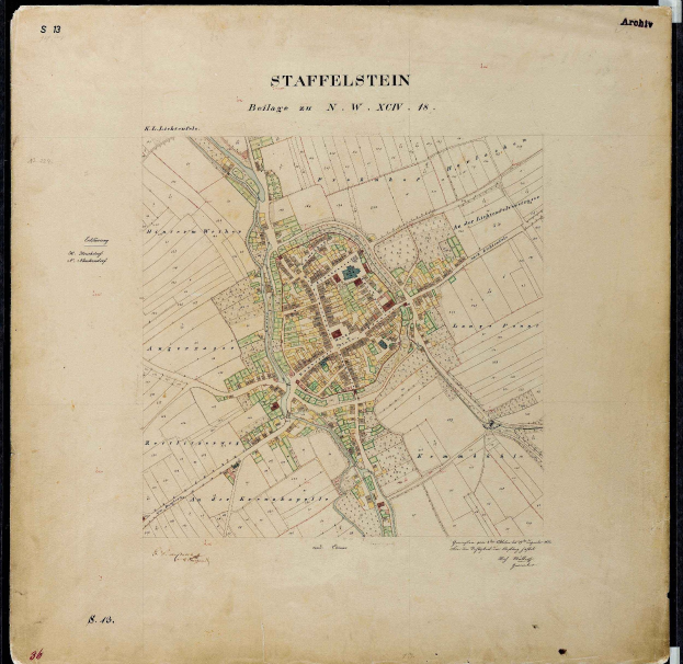 Schwarze und weiße Karte von Staffelstein, Deutschland, mit Straßen, Gebäuden und Sehenswürdigkeiten auf dunklem Hintergrund.
