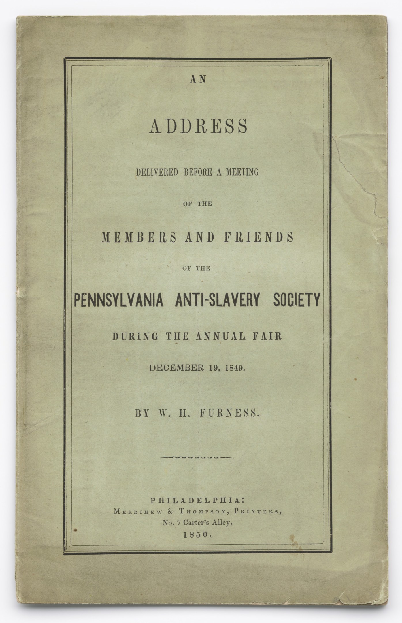 Offenes Buch mit dem Titel "Eine Ansprache vor einer Versammlung der Mitglieder und Freunde der Pennsylvania Anti-Slavery Society während der jährlichen Messe" mit einer Seite schwarzer Tintenschrift.
