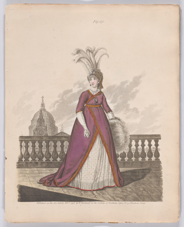 Frau in einem purpurfarbenen und weißen Kleid mit einer Federhaube, die an einem Geländer steht, mit einem Gebäude und Wolken im Hintergrund, beschriftet mit "Mode von New York, New York Street, 1790."