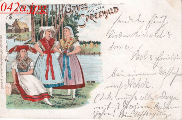 Eine alte Postkarte mit drei Frauen in traditioneller bayrischer Tracht, die Überlandschaft mit Gras, Bäumen, Häusern, Wasser und Himmel im Hintergrund und Text auf der rechten Seite.