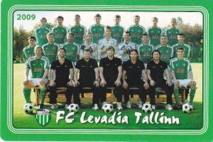 Ein Plakat der FC Levadia Tallinn Mannschaft mit einer Gruppe von Menschen im Vordergrund, Fußballbällen auf dem Boden, Bäumen und einem klaren blauen Himmel im Hintergrund und Text mit einem Logo unten.