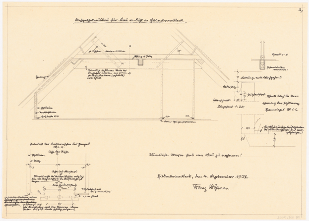 Schwarzes und weißes Architekturzeichnung eines Hauses mit einem geneigten Dach, beschriftet als der erste Grundriss, begleitet von detaillierten Text und strukturellen Notizen auf dem Papier.