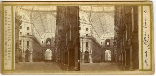 Schwarze und weiße Innenaufnahme einer Bibliothek mit Rundbogenfenstern, Säulen und sichtbarem Dach.