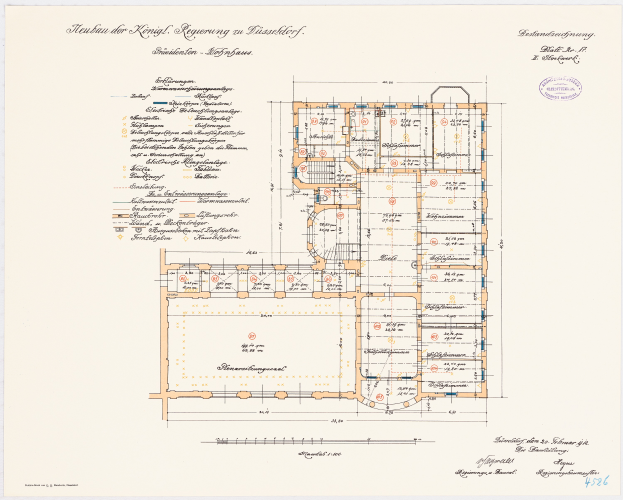 Ein detailliertes Grundriss-Zeichnung des Reichskanzleramts in Dresden, Deutschland, das mehrere Räume, Flure, Fenster und Türen zeigt, mit begleitendem Text zur Beschreibung des Layouts.