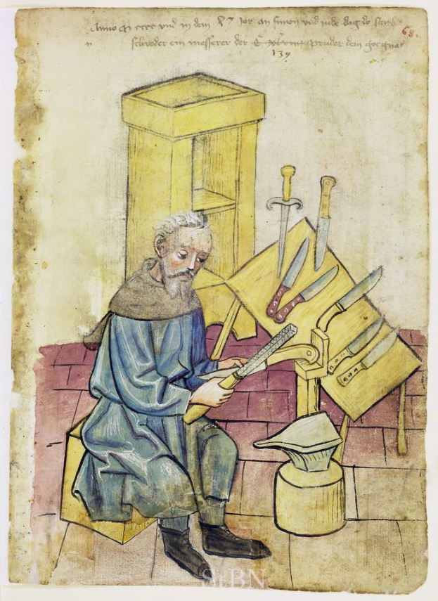 Ein älterer Mann sitzt auf einem Stuhl, hält in einer Hand ein Messer und in der anderen ein Blatt Papier mit Schrift darauf, während mehrere Messer auf dem Tisch vor ihm liegen.