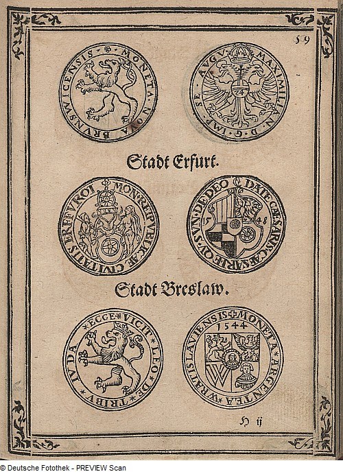 Ein altes aufgeschlagenes Buch mit vier eindeutigen Siegeln, die in einem Kreis angeordnet sind, jedes mit einzigartigen Designs, und eine Seite, die verwandte Texte und Bilder anzeigt.