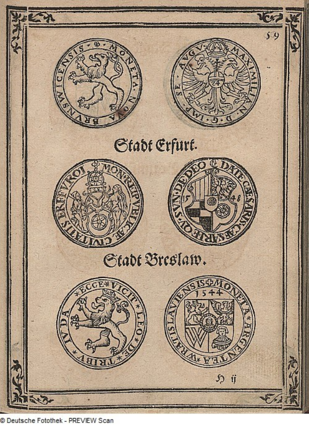 Ein altes aufgeschlagenes Buch mit vier eindeutigen Siegeln, die in einem Kreis angeordnet sind, jedes mit einzigartigen Designs, und eine Seite, die verwandte Texte und Bilder anzeigt.