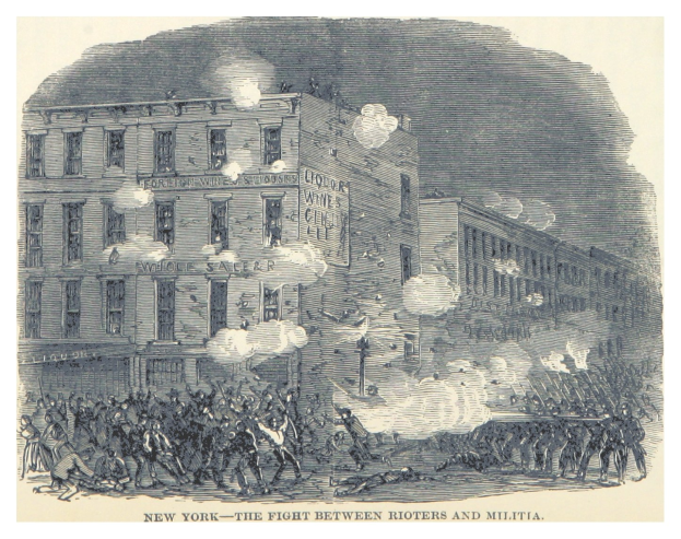 Ein Plakat zeigt eine gewalttätige Konfrontation zwischen Aufständischen und Miliz in New York City, mit Menschen am Boden, die Waffen halten, Gebäuden im Hintergrund und Rauch, der aus den Gebäuden aufsteigt.