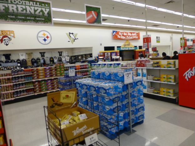 Eine Einkaufszentrumszene mit verschiedenen Artikeln auf den Auslageständern, darunter Lampen und Plakate.