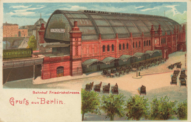 Alte Postkarte zeigt einen Bahnhofsplatz in Berlin, Deutschland, mit einem Gebäude, Bäumen, Karren, Menschen, einer Brücke und einem bewölkten Himmel, einschließlich Text unten.