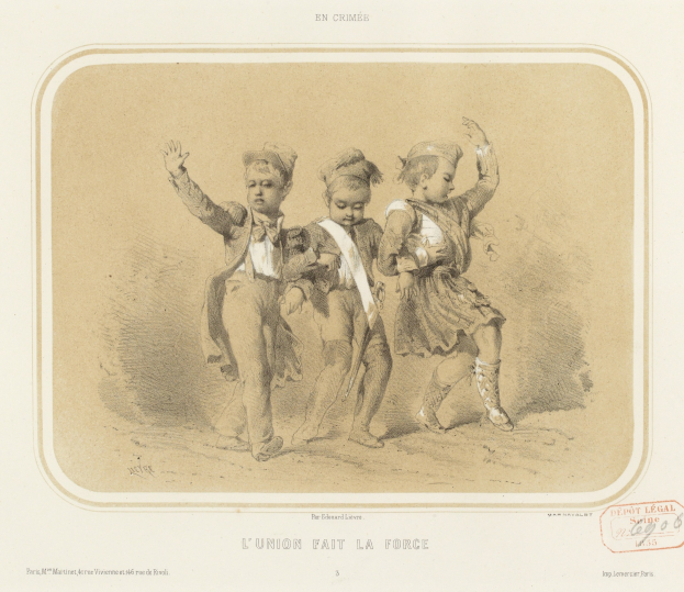 Drei Kinder in bunter Kleidung tanzen fröhlich auf der Straße, mit Text unten und einem Stempel auf der rechten Seite.