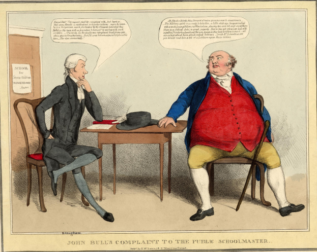 John Bull und ein Schulmeister sitzen an einem Tisch mit einem Hut und Papieren, mit einer Tür und einem wandmontierten Papier im Hintergrund.