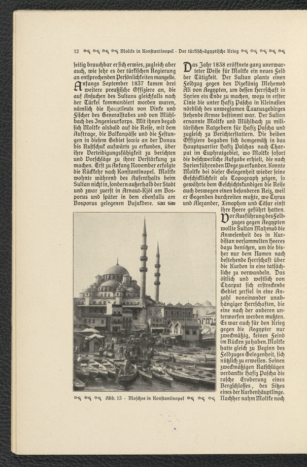 Ein aufgeschlagenes Buch mit einem Bild einer Moschee, umgeben von Gebäuden und Booten auf dem Wasser, mit zusätzlichem Text im Buch sichtbar.