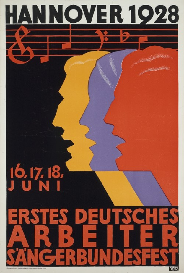 Ein Vintage-Plakat für das Hannover 1928 Erste Deutsche Arbeiter Sängertag, das drei zentrale Figuren und Text zeigt, der das Ereignis beschreibt.