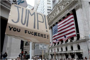 Eine große Menge von Menschen mit Schildern und Plakaten, mit sichtbaren US-Flaggen und Gebäuden im Hintergrund.