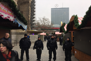 POL-BO: Fan-Schals gestohlen: Polizei sucht nach zwei Verdächtigen und bittet um Zeugenaussagen