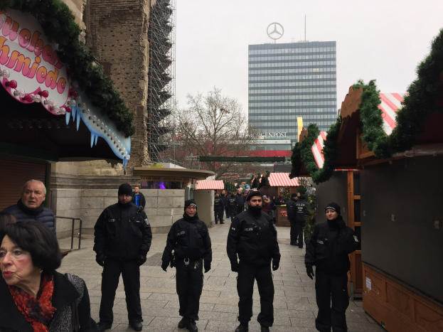 POL-BO: Fan-Schals gestohlen: Polizei sucht nach zwei Verdächtigen und bittet um Zeugenaussagen