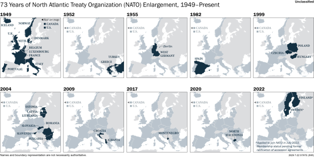 Eine Karte, die die 73-jährige Erweiterung der Nordatlantikvertragsorganisation (NATO) von 1949 bis heute zeigt, wobei die Regionen farblich nach Jahren unterteilt sind und zusätzliche Informationen oben auf der Karte zu finden sind.
