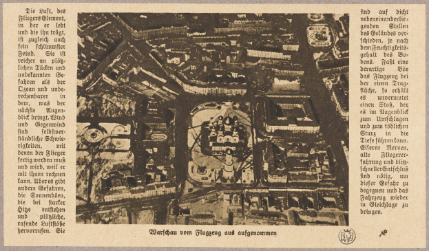 Schwarze und weiße Stadtkarte mit detaillierten Straßen, Gebäuden und Sehenswürdigkeiten, begleitet von beschreibendem Text.