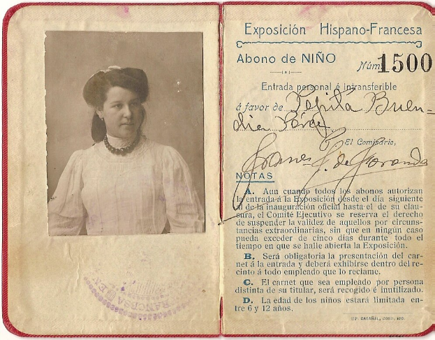 Alter Pass mit einem Frauenfoto, Text und einem Stempel, der sie als ID-Karteninhaberin ausweist.