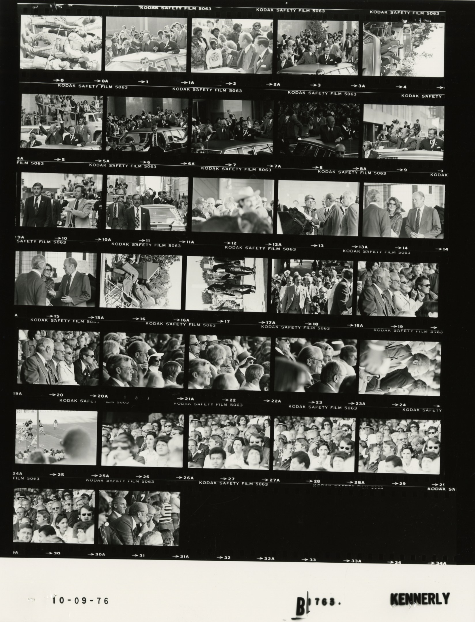 Schwarzes und weißes Foto einer vielseitigen Menge von Menschen, die um einen Fernseher versammelt sind und in die Kamera schauen, mit Text unten.