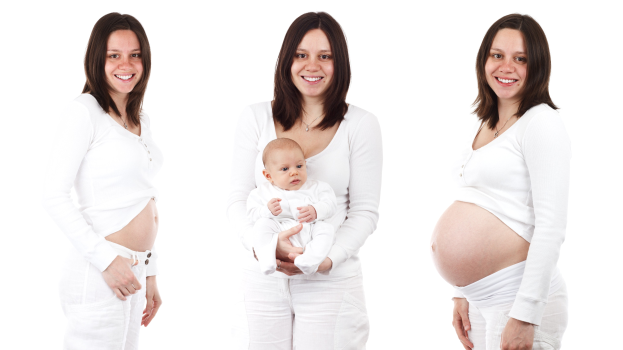Drei schwangere Frauen, die strahlen und lächeln, mit einer, die ein Baby hält, vor einem hellen weißen Hintergrund.