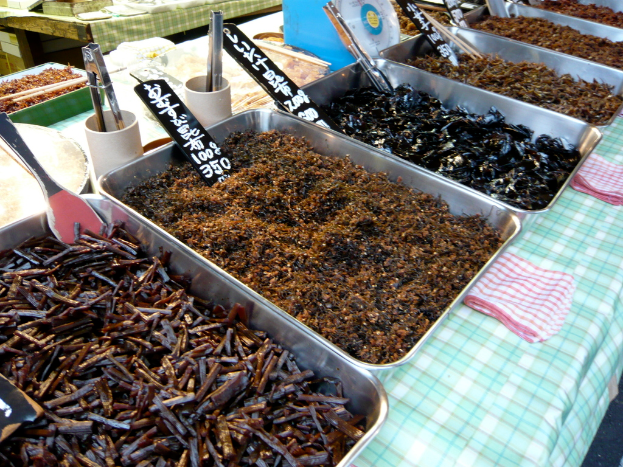 Behälter mit verschiedenen Gegenständen.