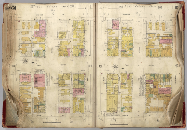 Ein aufgeschlagenes Buch mit einer detaillierten Stadtkarte, die Straßen, Gebäude und Sehenswürdigkeiten zeigt, wahrscheinlich ein Stadtführer.
