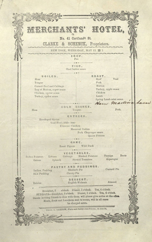 Ein altes Buch, das ein Hotel-Menü eines Kaufmanns zeigt, mit ordentlich aufgereihten Vorspeisen, Hauptgerichten, Desserts und Getränken in schwarzer Tinte auf einem weißen Hintergrund.