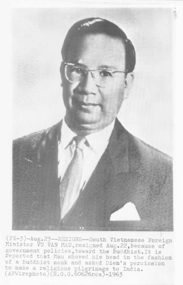 Ein Mann im Anzug mit Text darunter in einem Schwarz-Weiß-Foto.