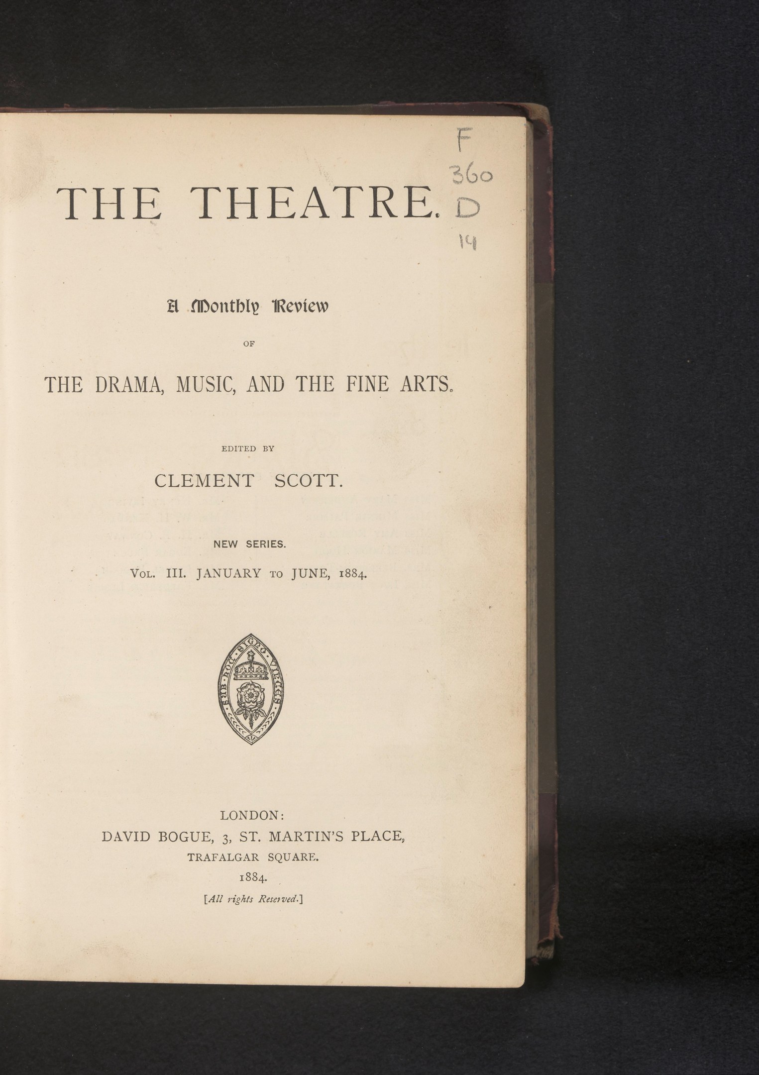 Cover eines aufgeschlagenen Buches mit dem Titel "The Theatre: A Monthly Review of the Drama, Music, and the Fine Arts" mit einer Seite mit Text und Logo.